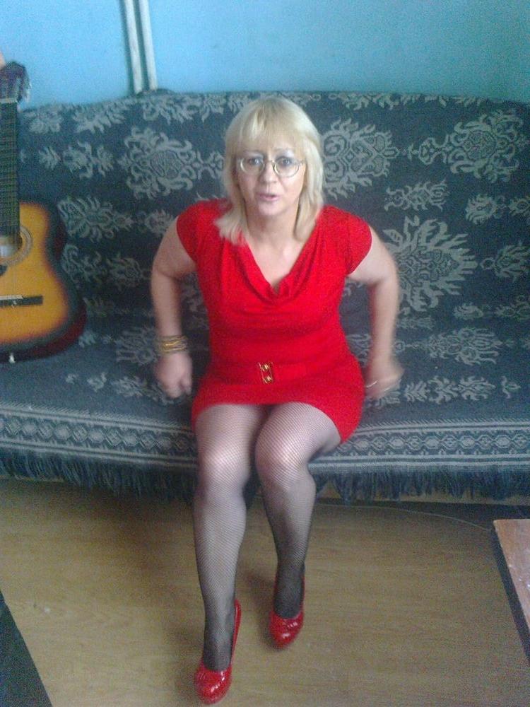 25P Mommy dresses sexy for me so I can jerk off