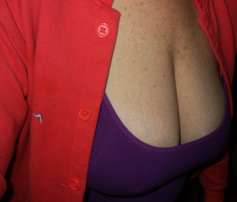 11P Cleavage Wife