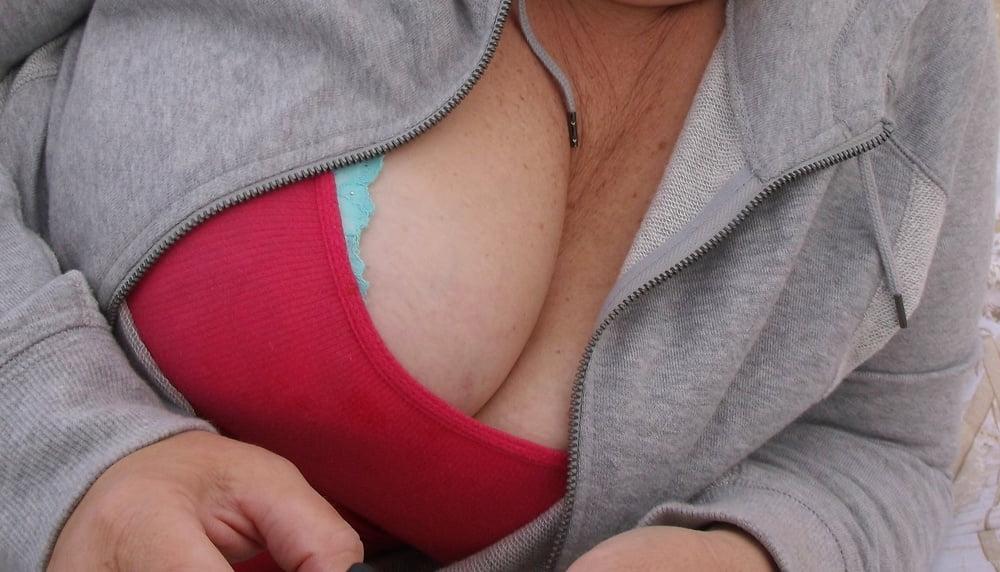 11P Cleavage Wife