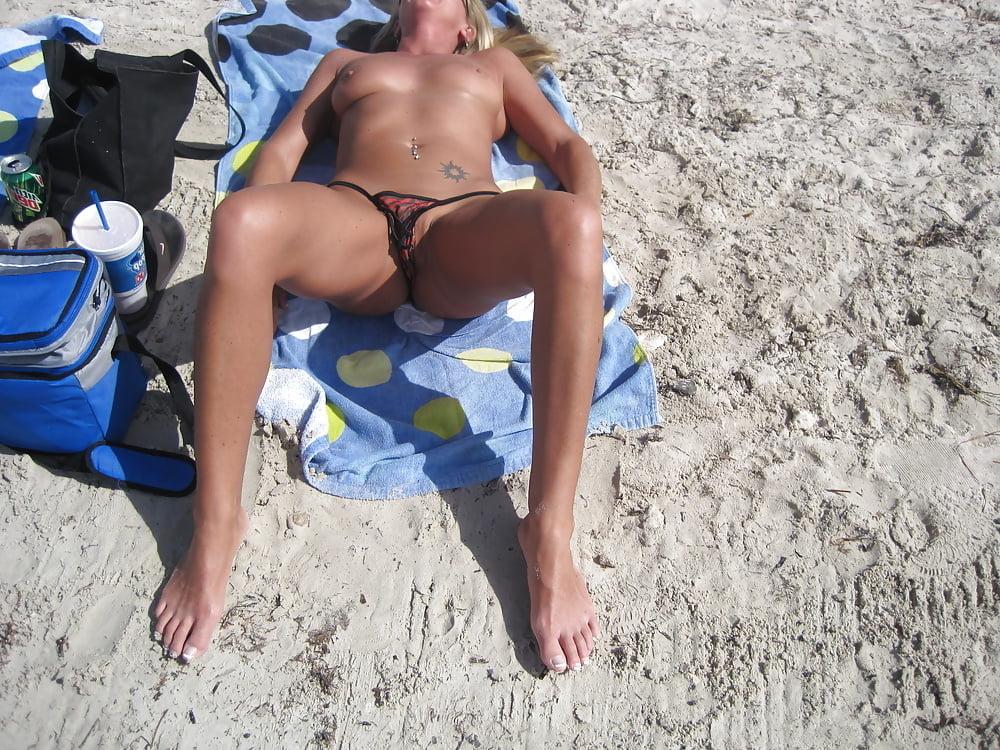 10P Wife expose on beach