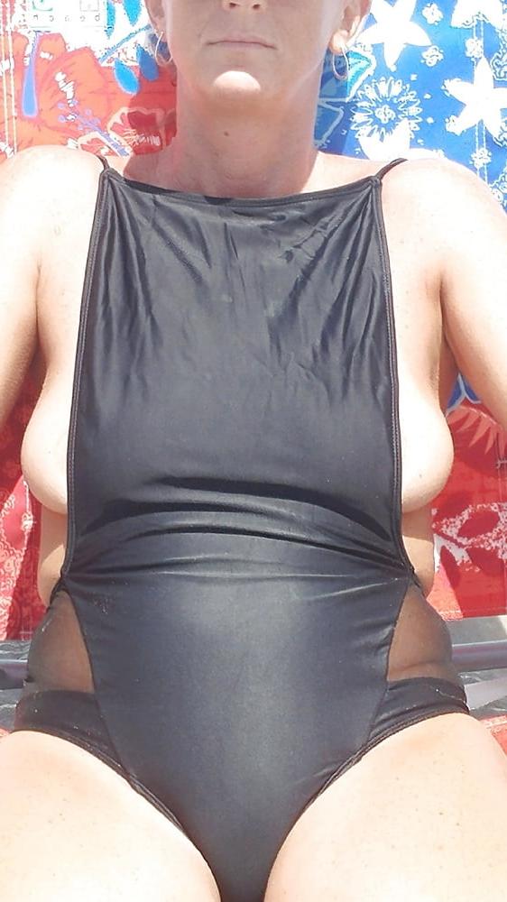 10P Wife expose on beach