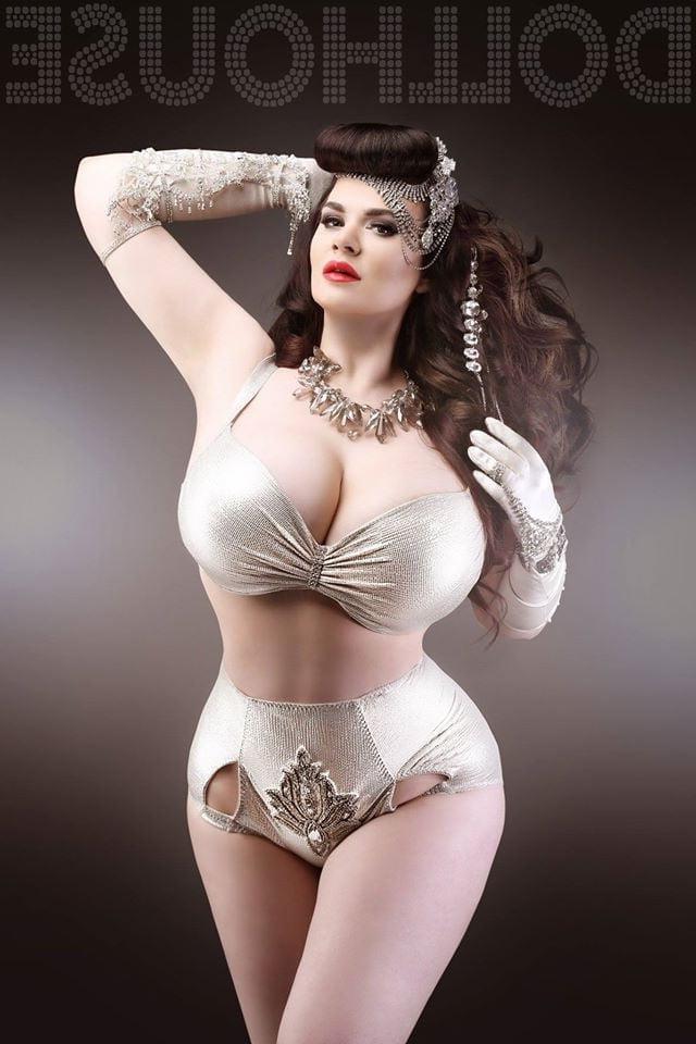 25P Curvy Girls in Lingerie