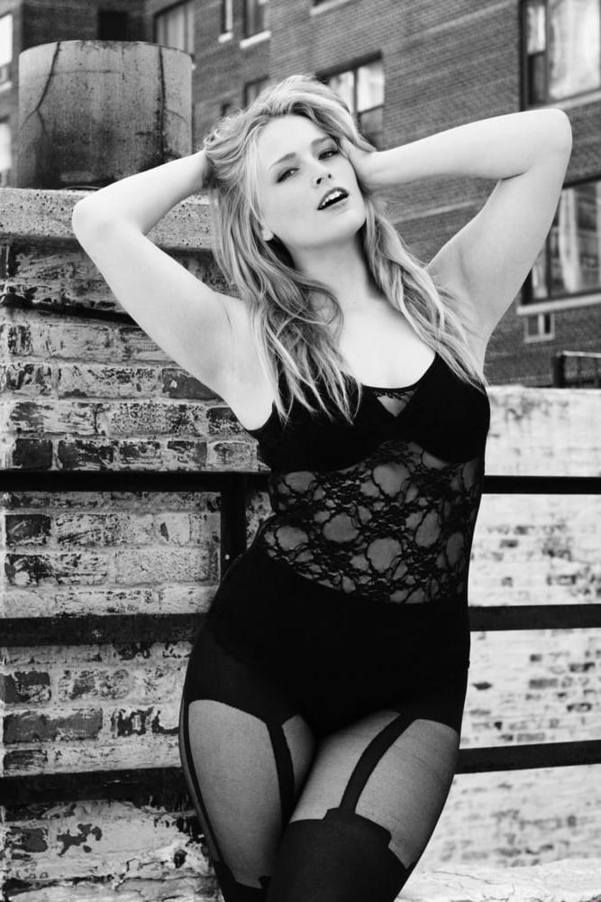25P Curvy Girls in Lingerie