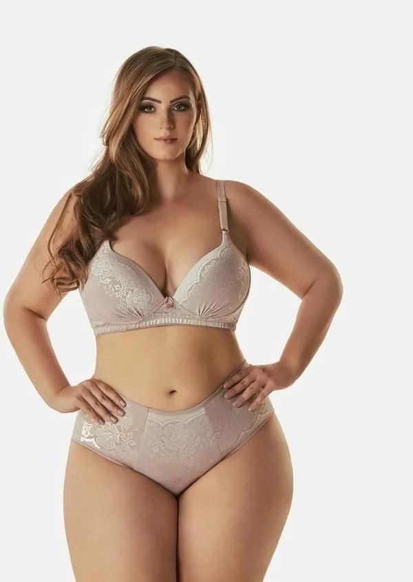 25P Curvy Girls in Lingerie