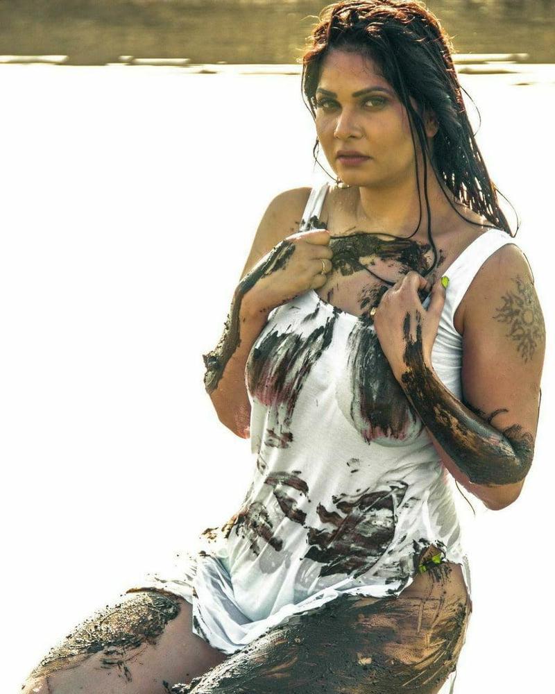 25P Sexy Model Aabha Paul