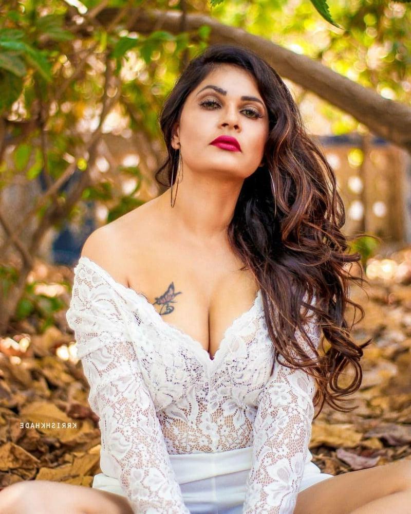 25P Sexy Model Aabha Paul
