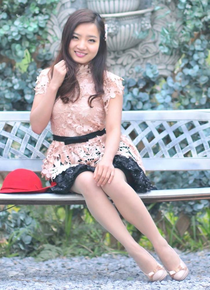 25P Chinese Wifey Pantyhosed