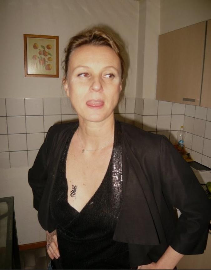 25P LEGGY MILF LOVES THE BBC