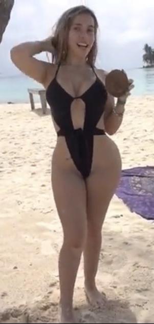 25P PhatAssWhiteGirl in tiny bikini!