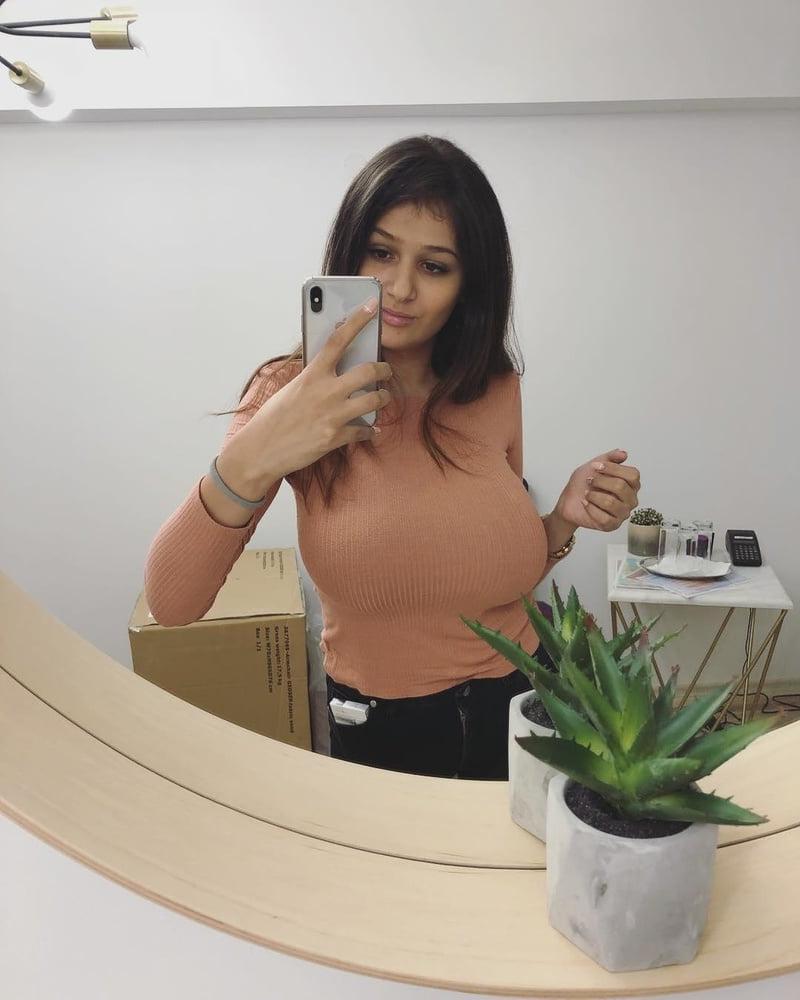 19P Big Booby Insta Model JULIA TIKA Nicht-Nacktbilder