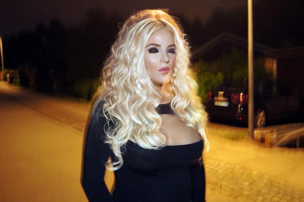 6P Beautiful Transvestite