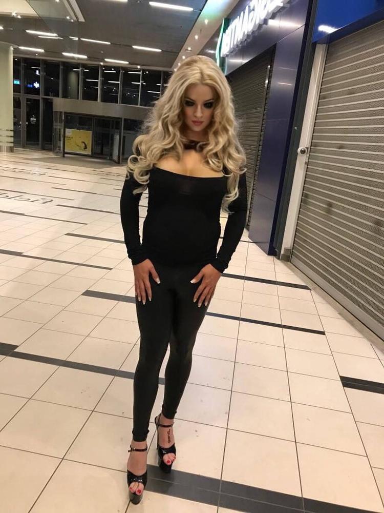 6P Beautiful Transvestite