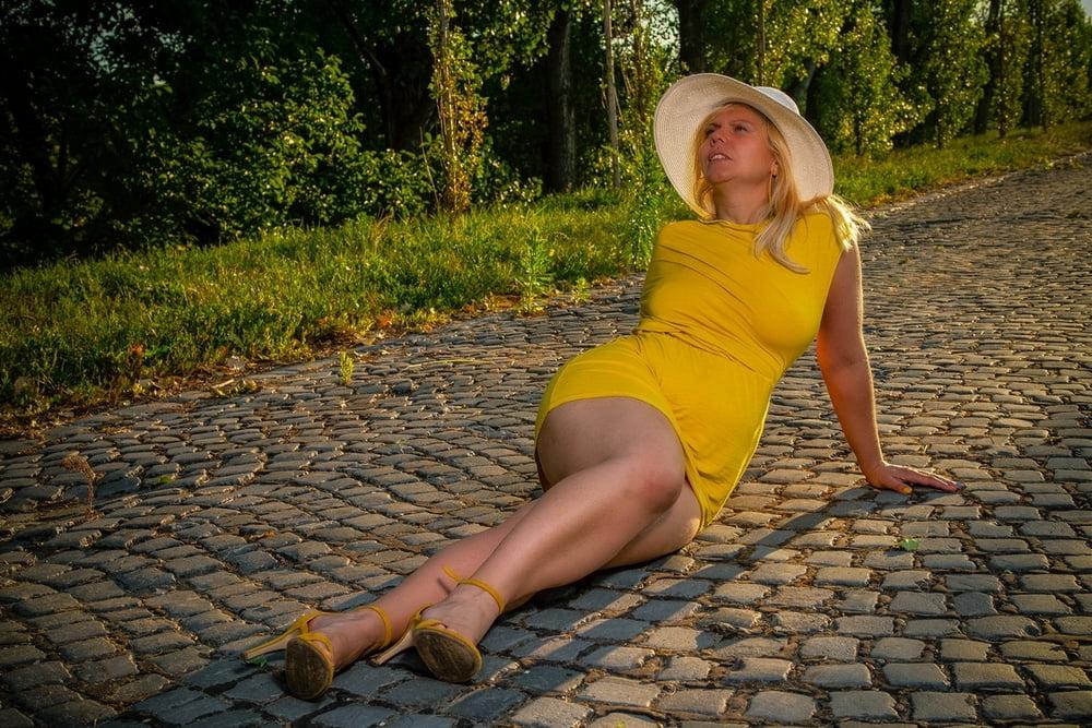 7P Vicky Wilfing in outdoor glamour photo shooting