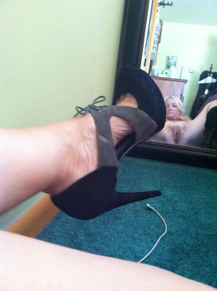 25P sluts in front of the mirror: add yours here!