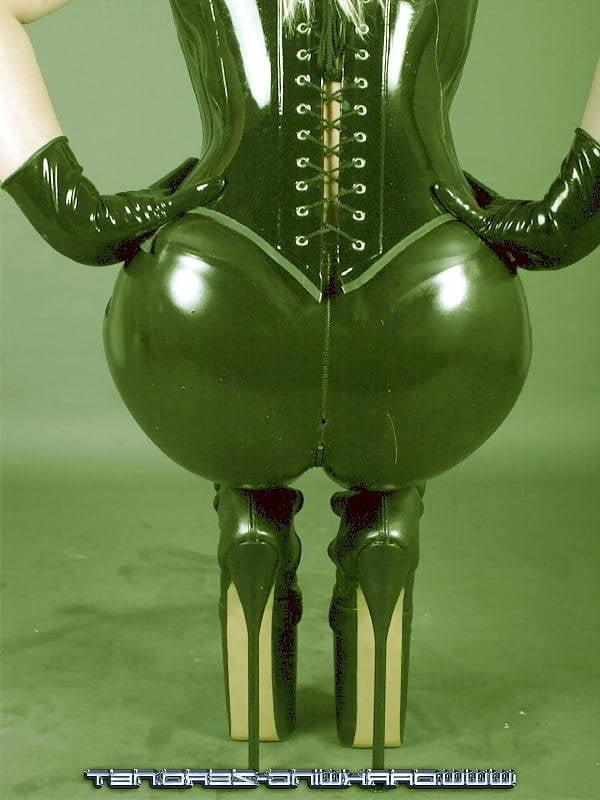 25P German Curvy Babe  in Latex