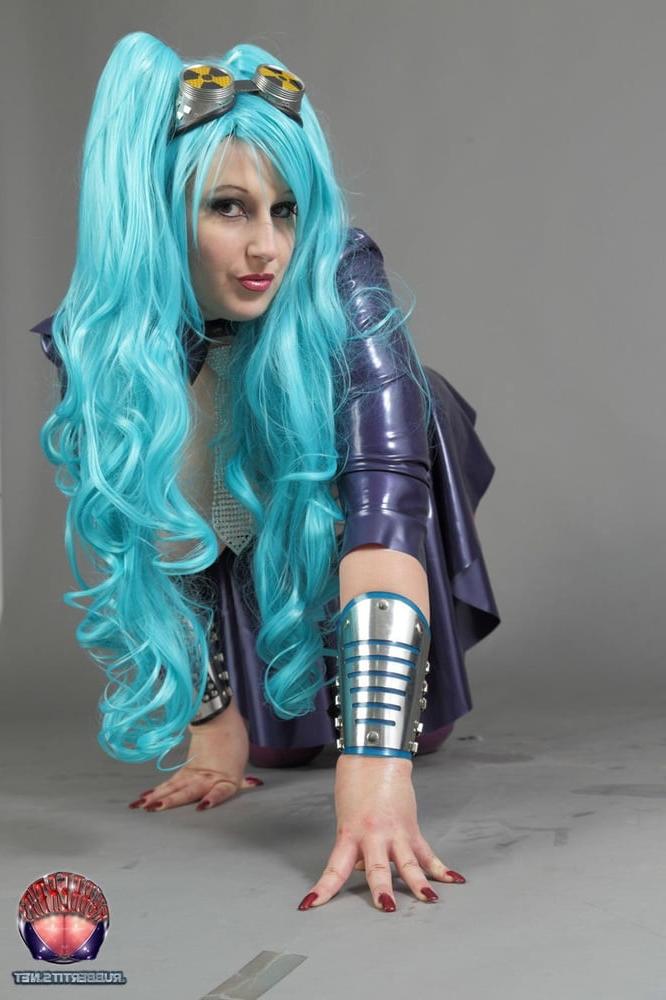 25P German Curvy Babe  in Latex