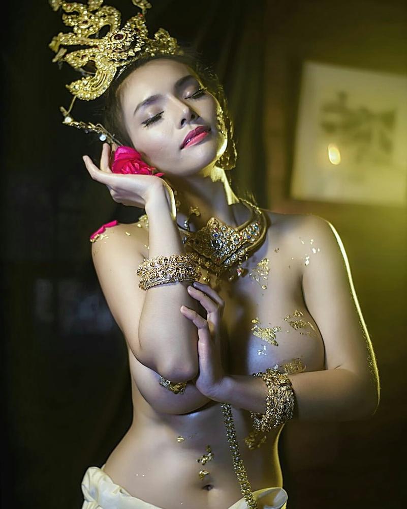 24P Thai model prostitute