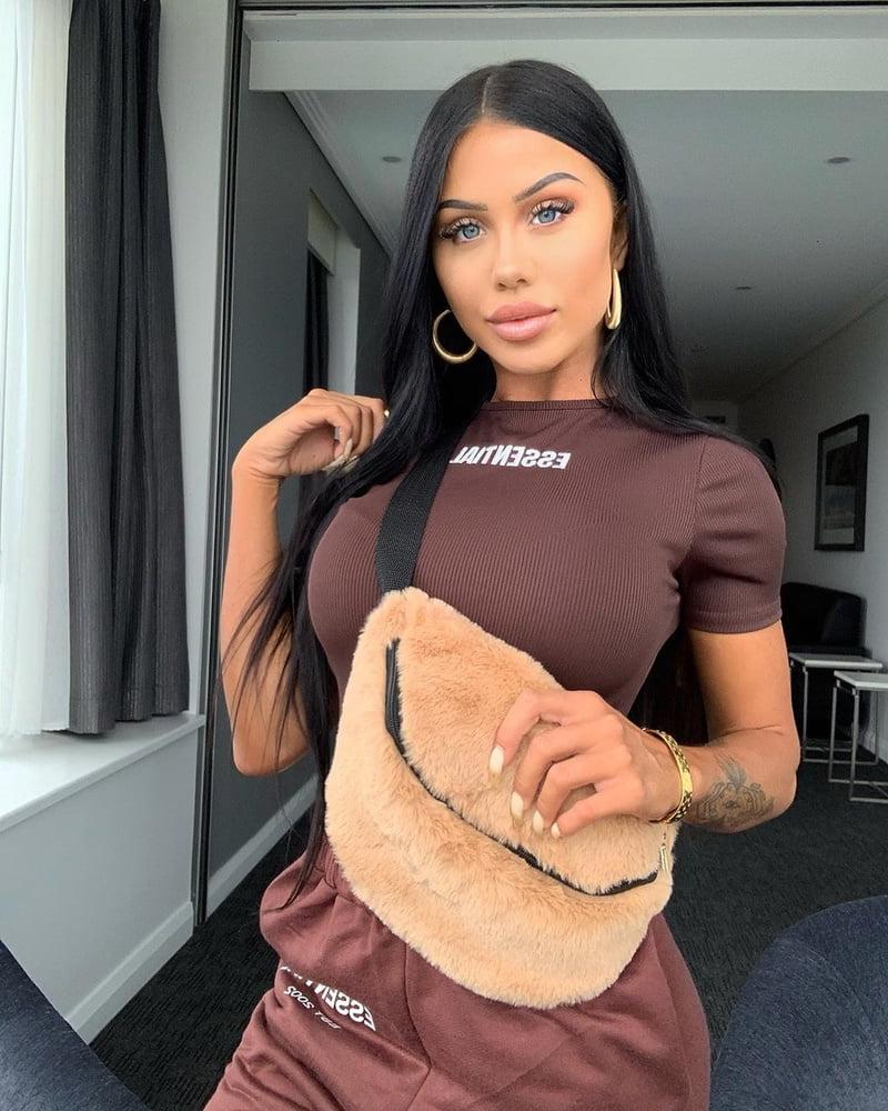 25P Aussie Bimbo Laura