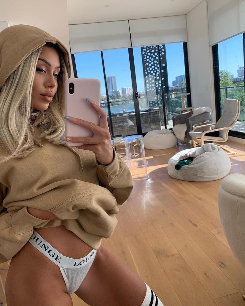 25P Aussie Bimbo Laura