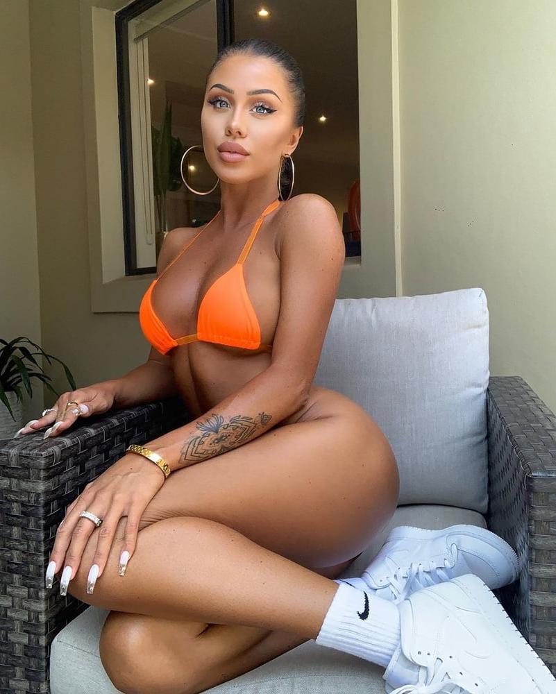 25P Aussie Bimbo Laura