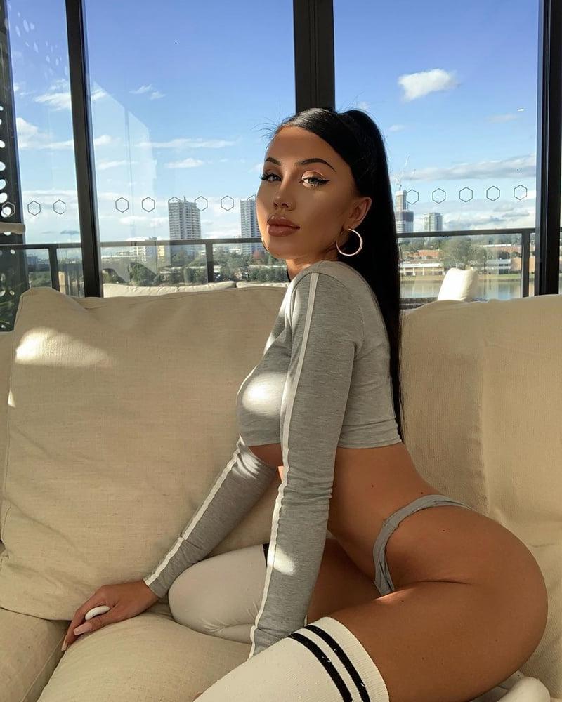 25P Aussie Bimbo Laura