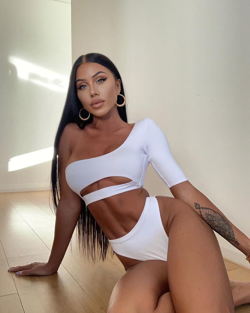 25P Aussie Bimbo Laura