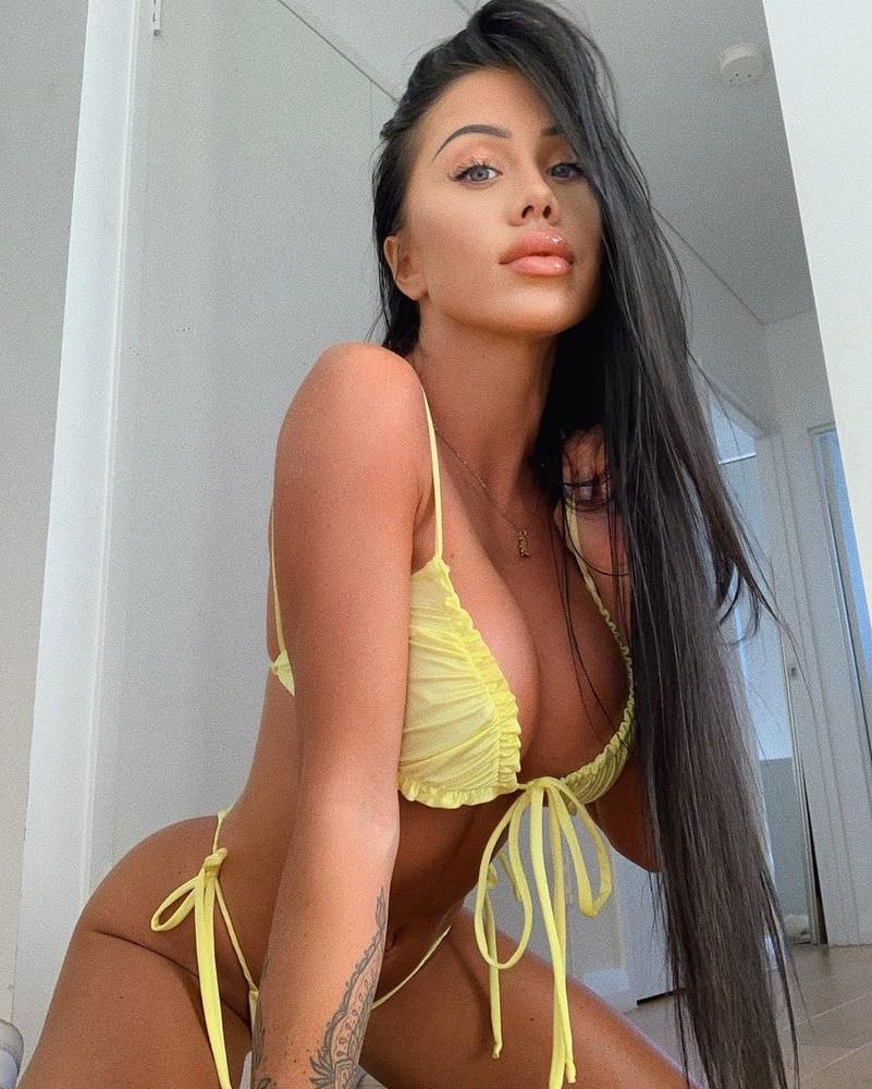 25P Aussie Bimbo Laura