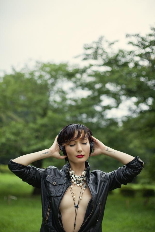 10P Short haired Asian model