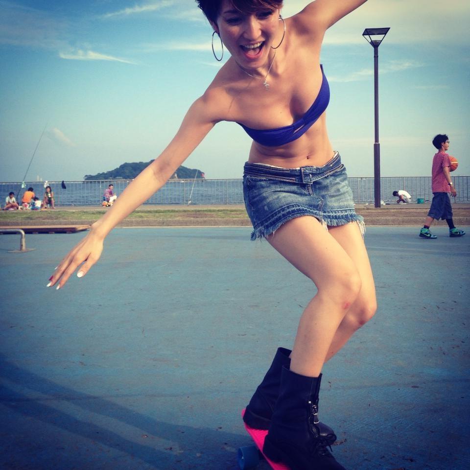 10P Short haired Asian model