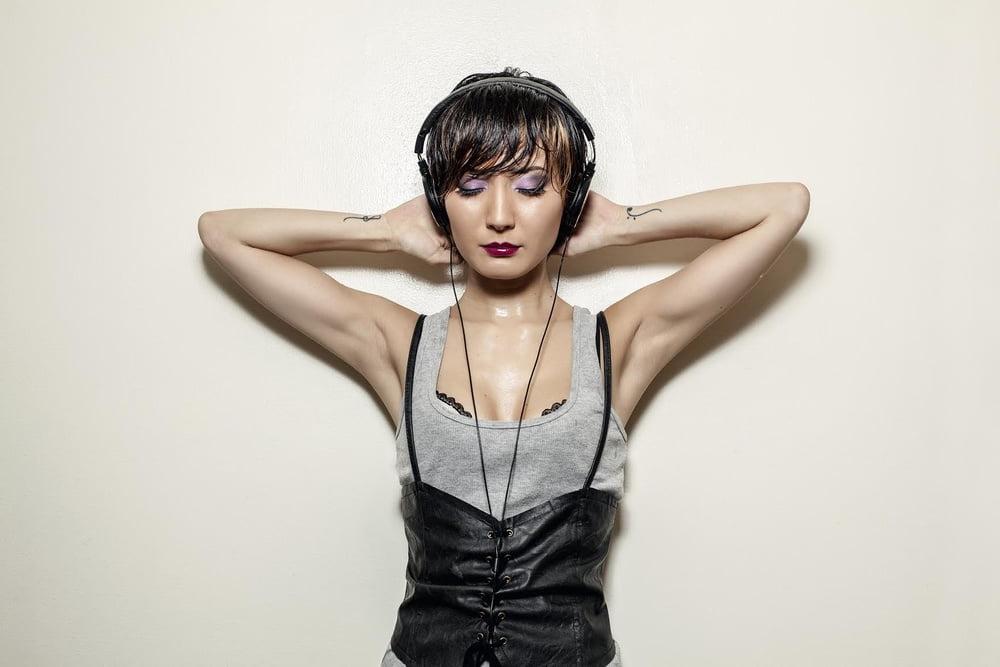 10P Short haired Asian model
