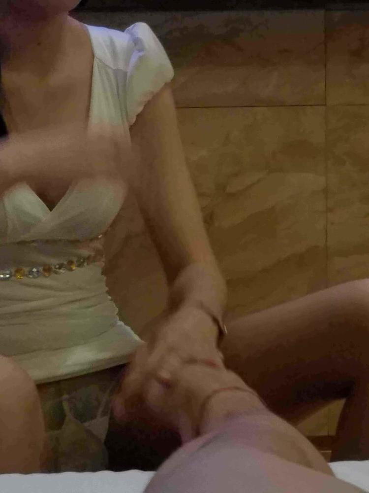 25P Chinese prostitute at work