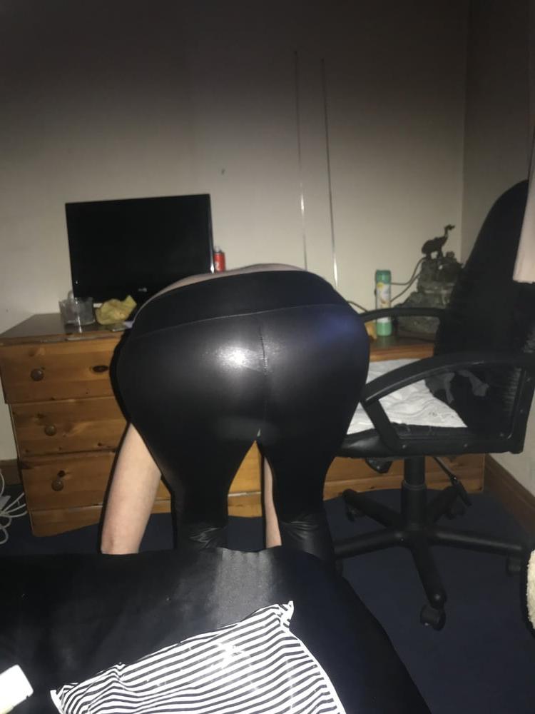 7P sexy uk arse in her tight fitting legging HOT! x