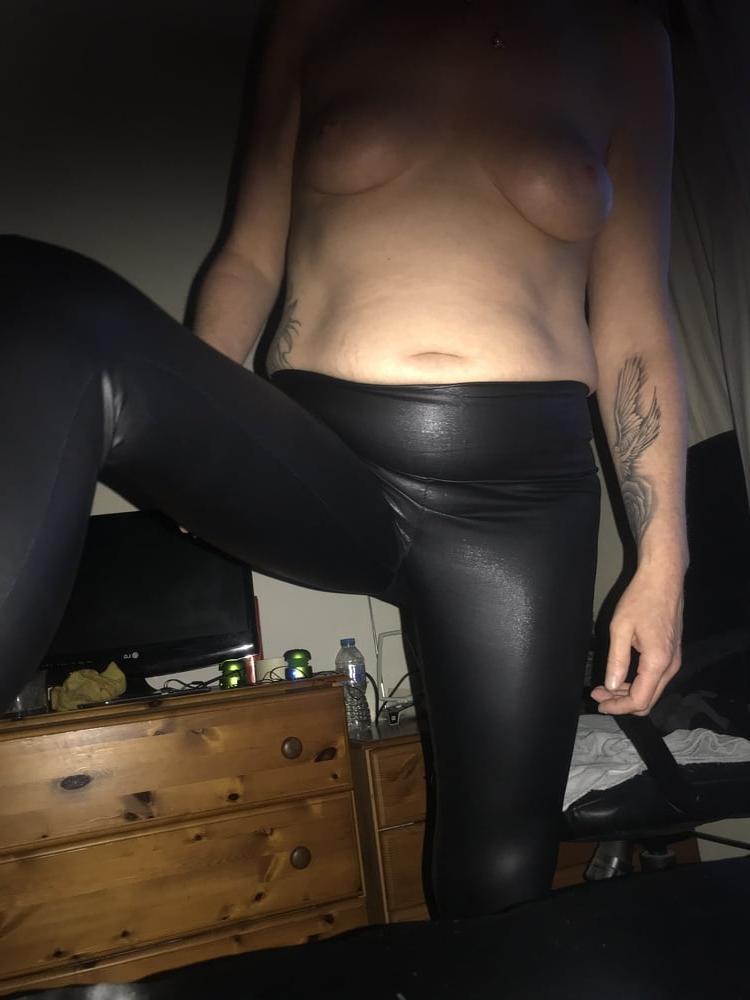 7P sexy uk arse in her tight fitting legging HOT! x