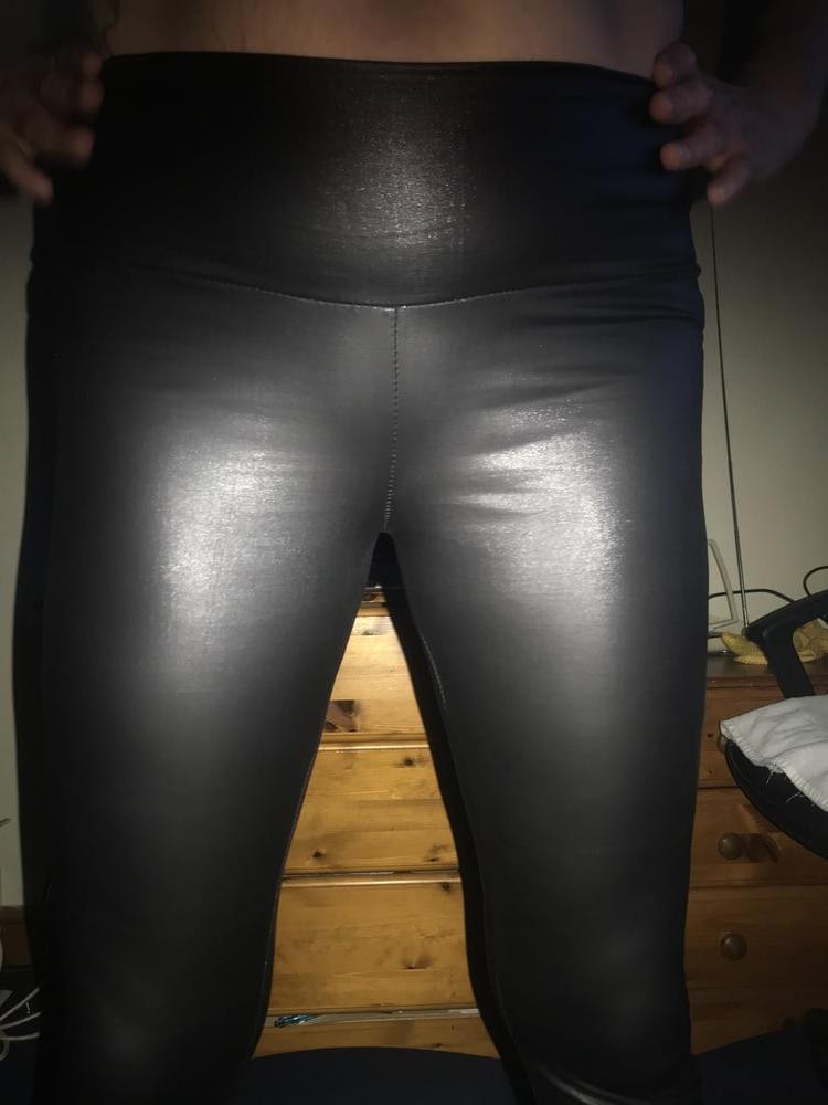 7P sexy uk arse in her tight fitting legging HOT! x