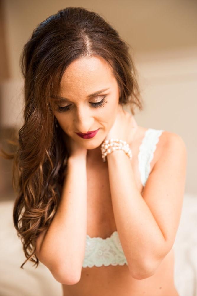 25P Thin Brunette Boudoir