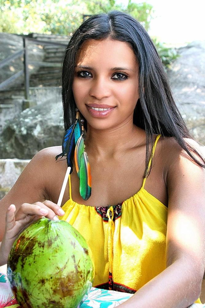 25P Slutty Brazilian Babe Flashing Outside
