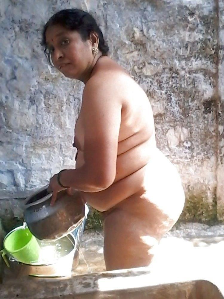 13P Desi aunty bathing..