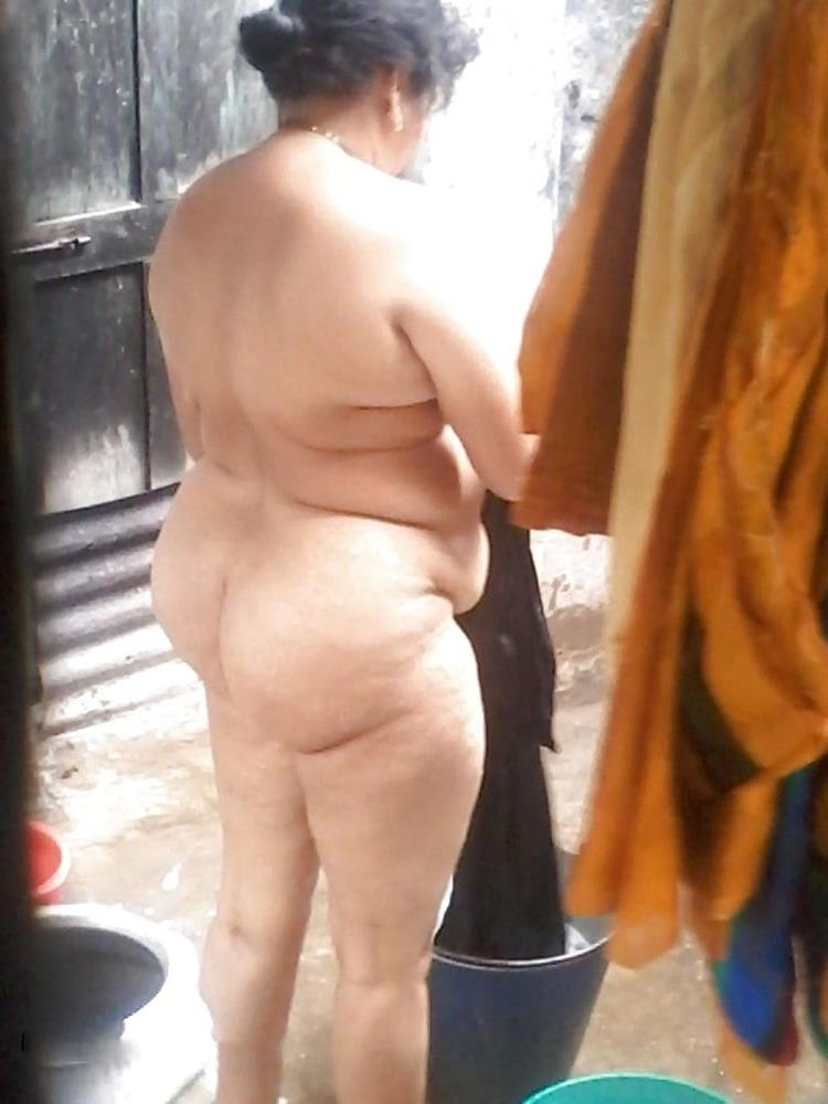13P Desi aunty bathing..