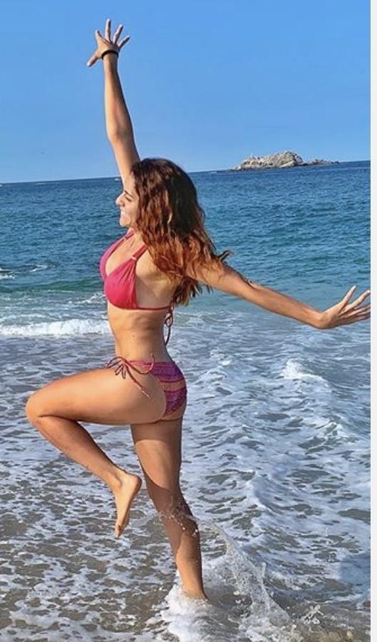 25P Sluts in tiny bikinis- Andrea