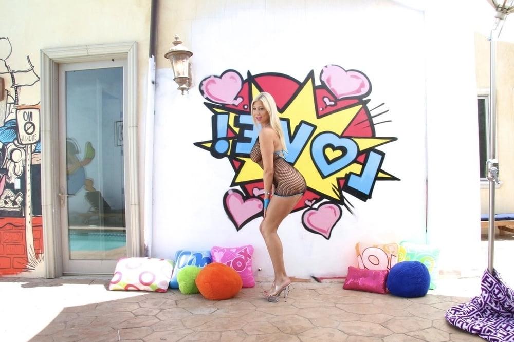 11P Roxi - The Art of Blonde