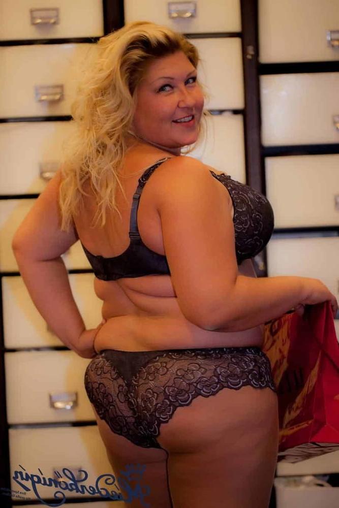 15P MIEDERKONIGIN BBW LINGERIE MODEL