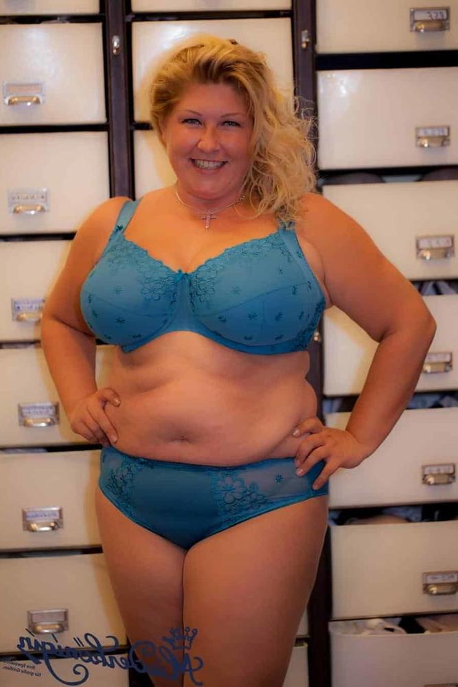 15P MIEDERKONIGIN BBW LINGERIE MODEL