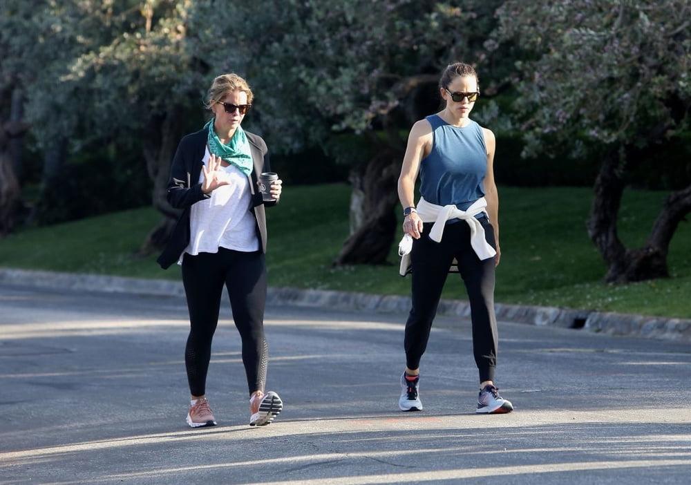 25P Jennifer Garner tight