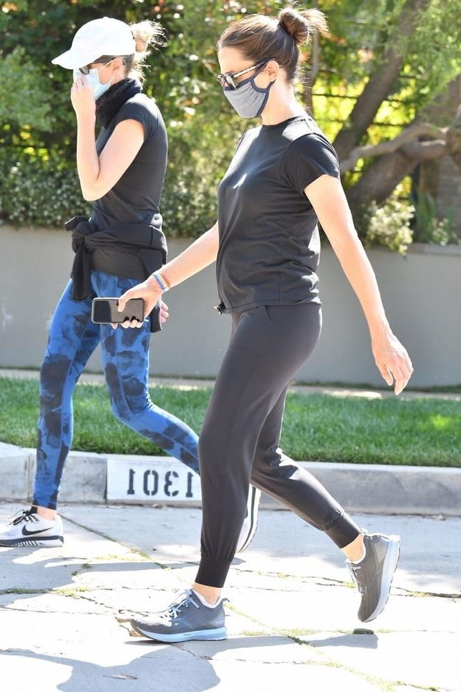 25P Jennifer Garner tight