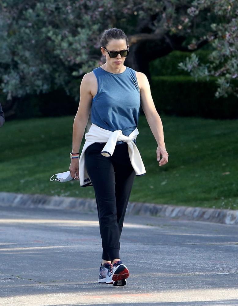 25P Jennifer Garner tight