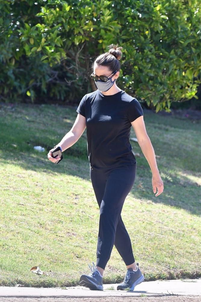 25P Jennifer Garner tight