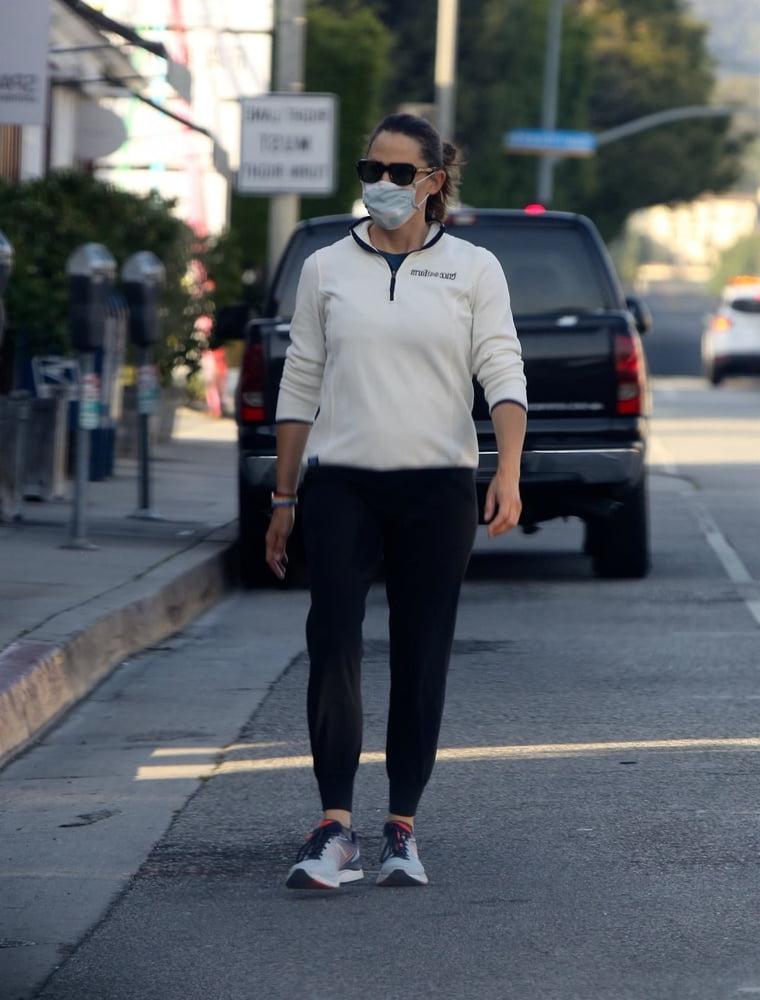 25P Jennifer Garner tight