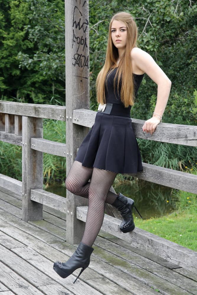 25P Möchtegern-Model GF in Strumpfhosen 01