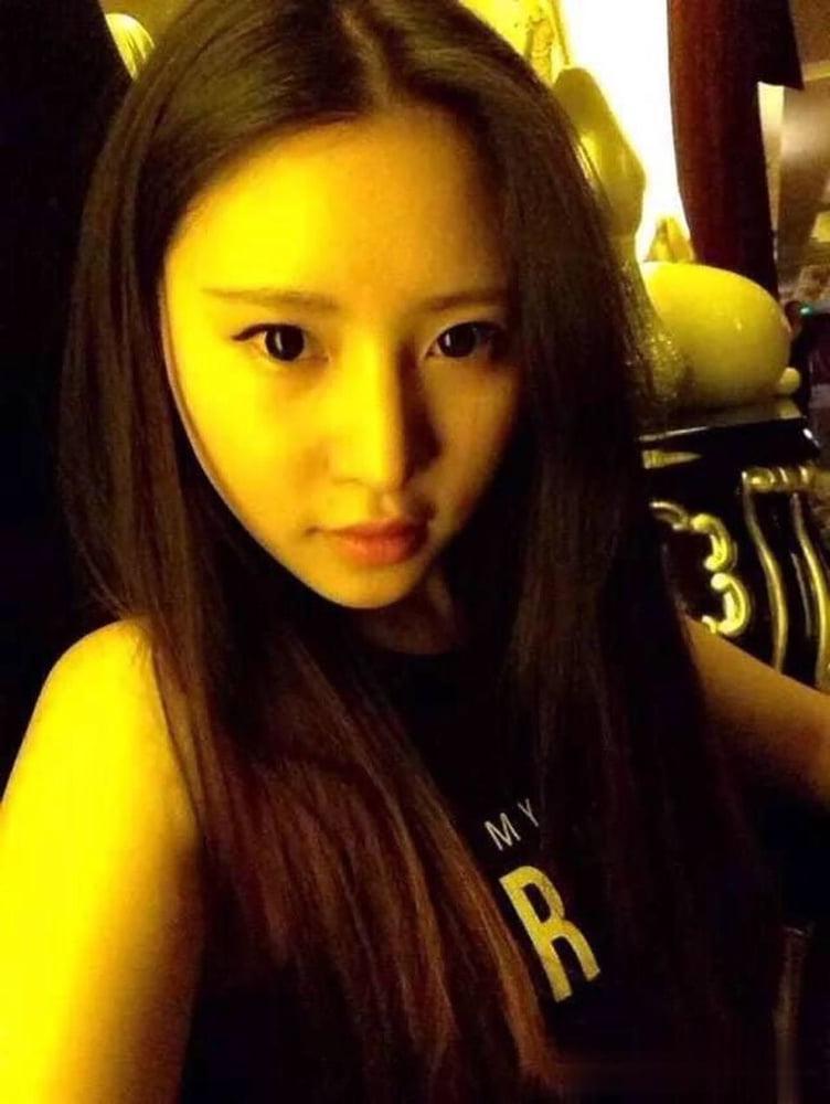 10P Chinese girl gives blowjob
