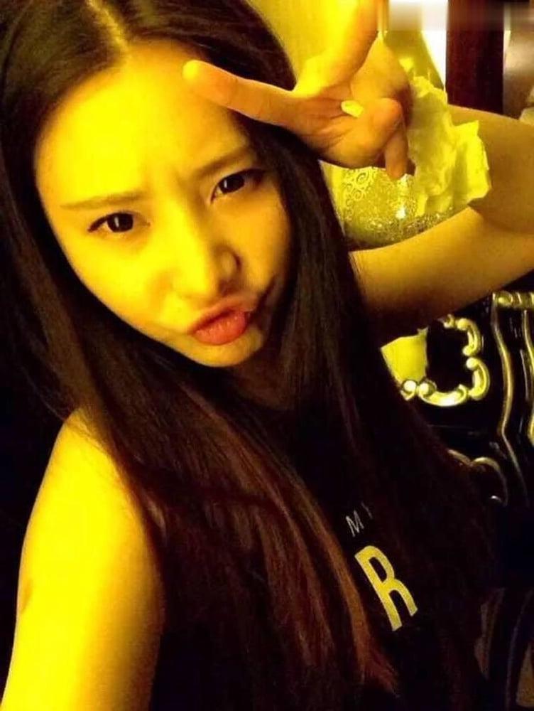 10P Chinese girl gives blowjob